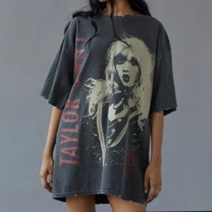 Red (Taylor’s Version) UO Exclusive Taylor Swift Graphic T-Shirt Dress